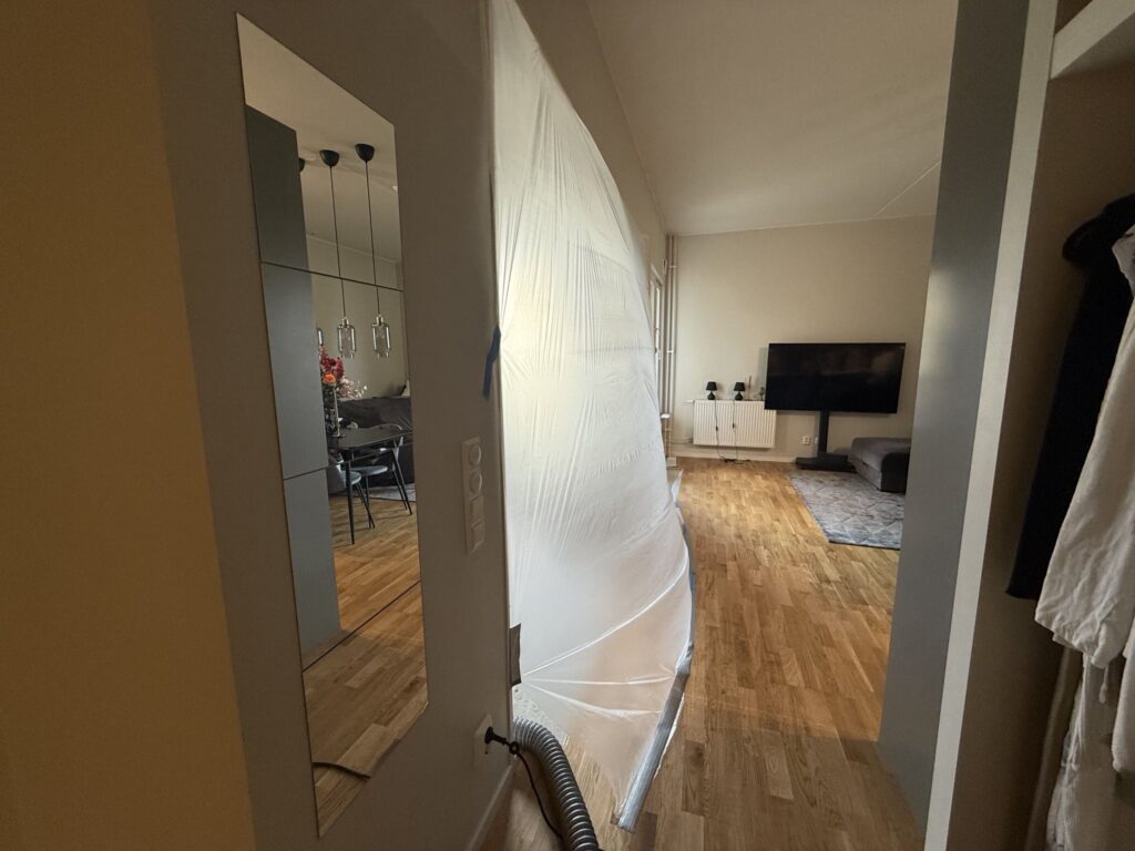 Avskärmning mellan skadeområde och övriga bostadsytor under pågående avfuktning
