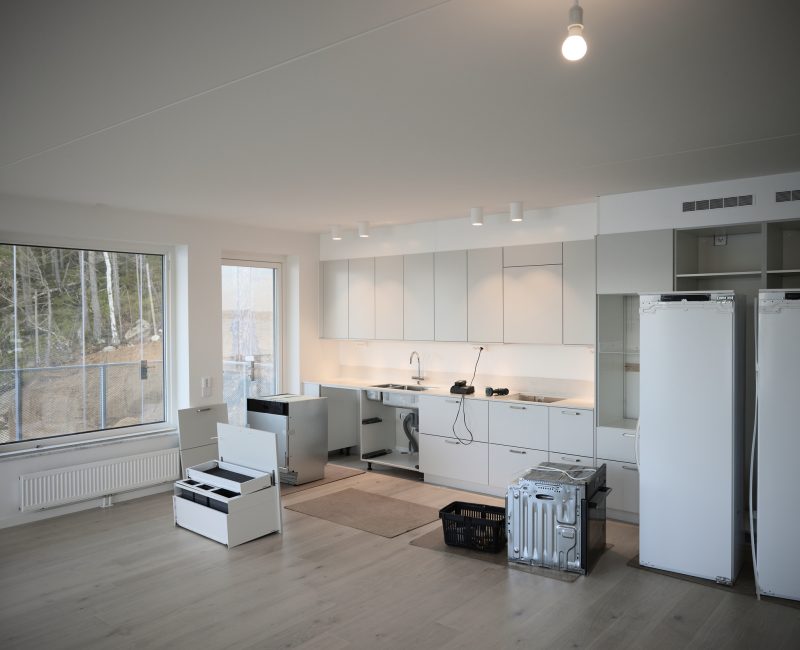 Kök med vitvaror utdragna inför arbete