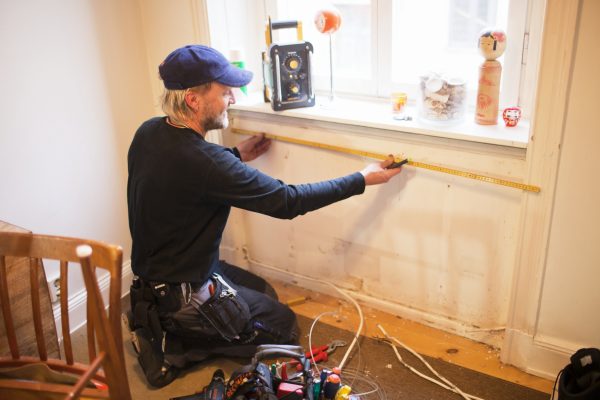 Hantverkare som arbetar i fastighet